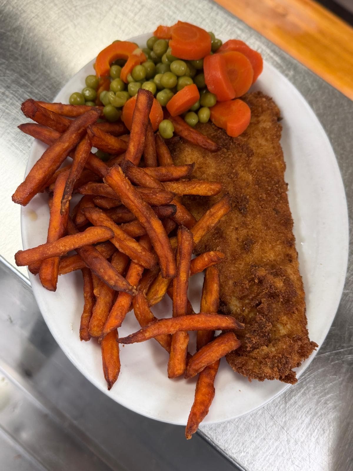 Breaded dinner plate with sweet potato fries